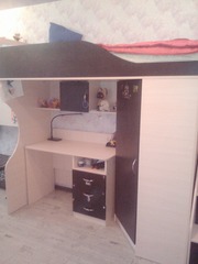 кровать-чердак со встроенным шкафом,  письменным столом и лестницей....